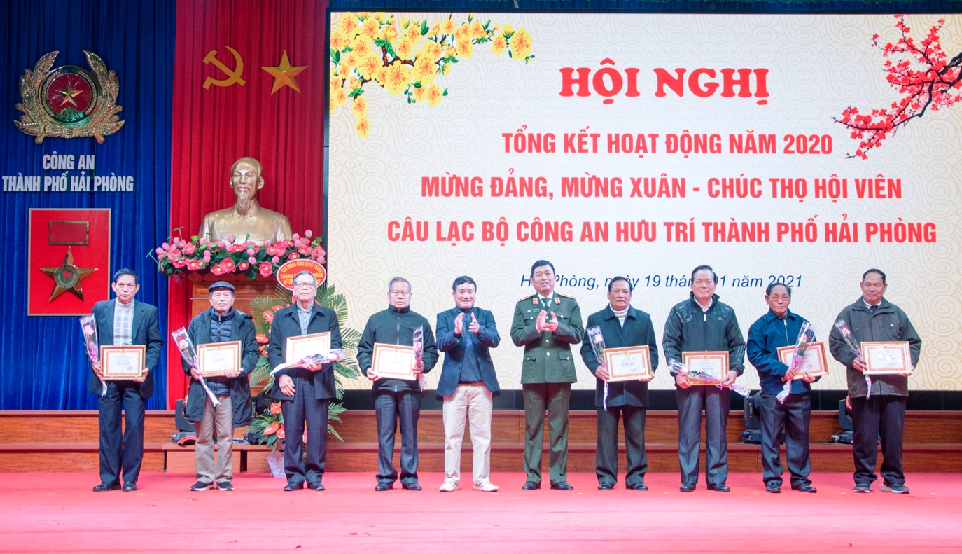 Chúc thọ các hội viên Câu lạc bộ Công an hưu trí Hải Phòng, nhân dịp xuân Tân Sửu năm 2021